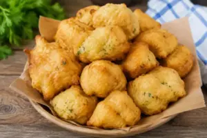 zeppoline di pasta cresciuta con prezzemolo parmigiano