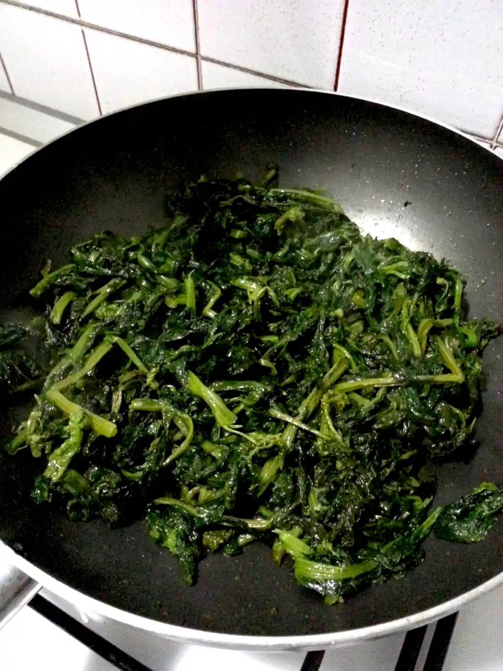 Friarielli napoletani saltati in padella con aglio e olio extravergine